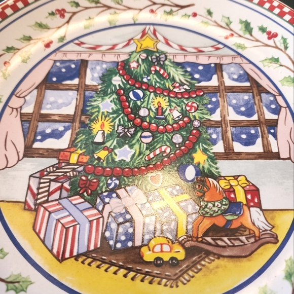 Lillian Vernon Red Gingham & Holly Snowy Christmas Decorative Plate 9" Diameter - Picture 4 of 8
